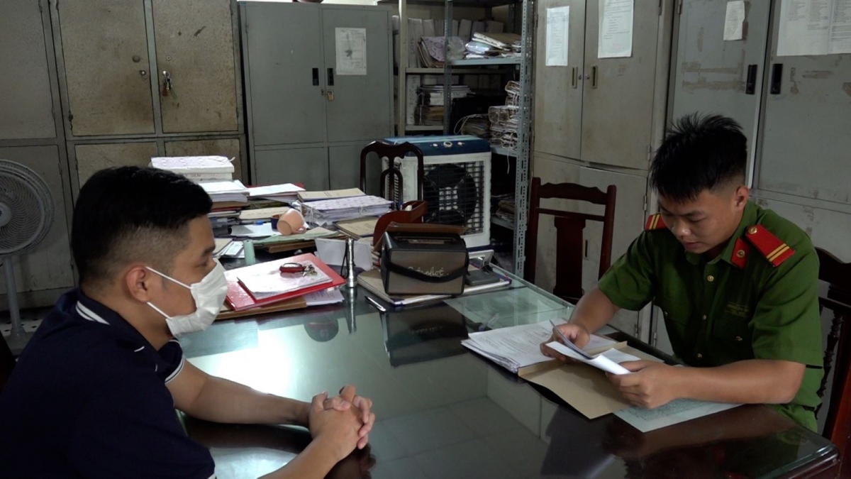 Đào Duy Cương tại cơ quan công an.