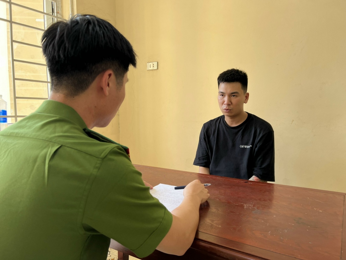 Công an lấy lời khai của 1 đối tượng