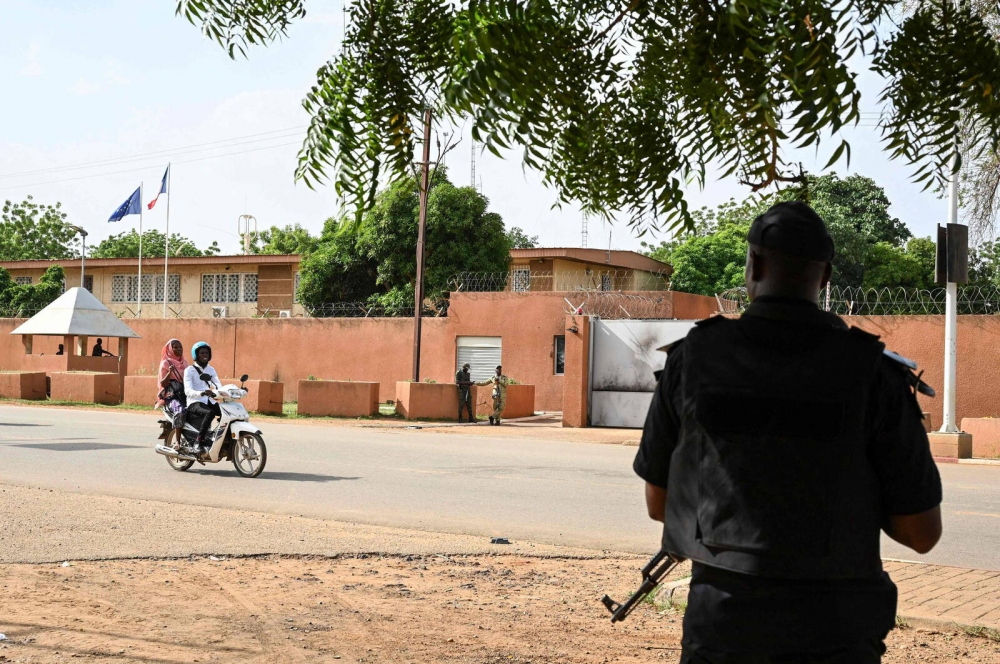 Đại sứ quán Pháp tại Niamey ngày 28 /8. Ảnh: Libération.