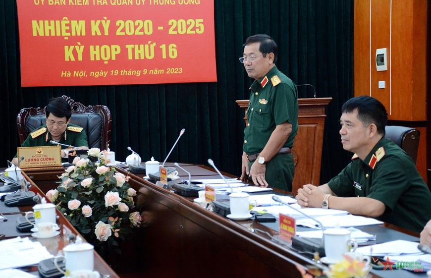 Thượng tướng Lê Huy Vịnh, Ủy viên Trung ương Đảng, Thứ trưởng Bộ Quốc phòng, Ủy viên Ủy ban Kiểm tra Quân ủy Trung ương phát biểu tại phiên họp.