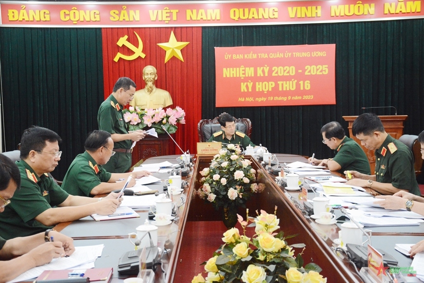 Trung tướng Nguyễn Văn Hùng, Phó chủ nhiệm Thường trực Ủy ban Kiểm tra Quân ủy Trung ương trình bày báo cáo đề nghị thi hành kỷ luật đối với các tập thể và cá nhân vi phạm pháp luật Nhà nước và kỷ luật Quân đội.