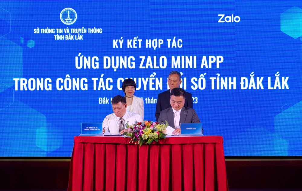 Đại diện Sở TT&amp;TT Đắk Lắk và đại diện Zalo ký kết biên bản thỏa thuận hợp tác triển khai mini app “Đắk Lắk Trực Tuyến”