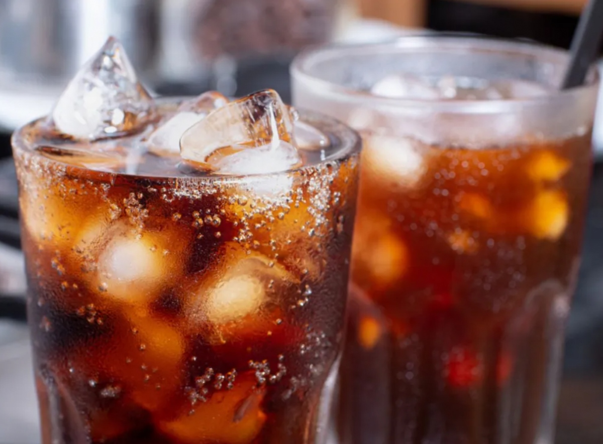 Soda: Đồ uống có đường như soda là loại thực phẩm chứa rất nhiều đường. Tiêu thụ quá nhiều đường từ soda có thể dẫn đến tăng cân và kháng insulin. Tình trạng kháng insulin làm suy yếu khả năng sử dụng carbohydrate của cơ thể, gây ảnh hưởng đến việc hình thành và duy trì cơ bắp. 