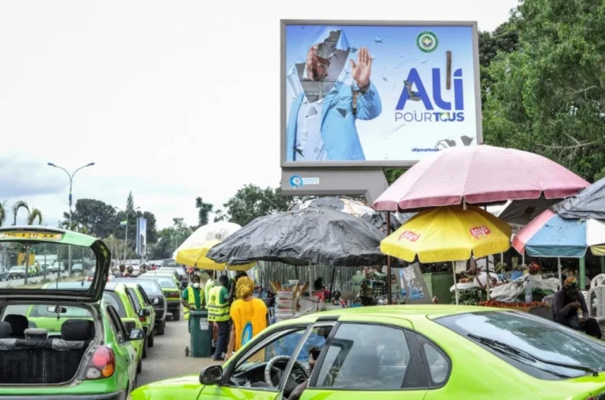 Bảng quảng cáo tranh cử in hình Tổng thống bị lật đổ Ali Bongo Ondimba ở Libreville bị xé rách (Ảnh: AFP)