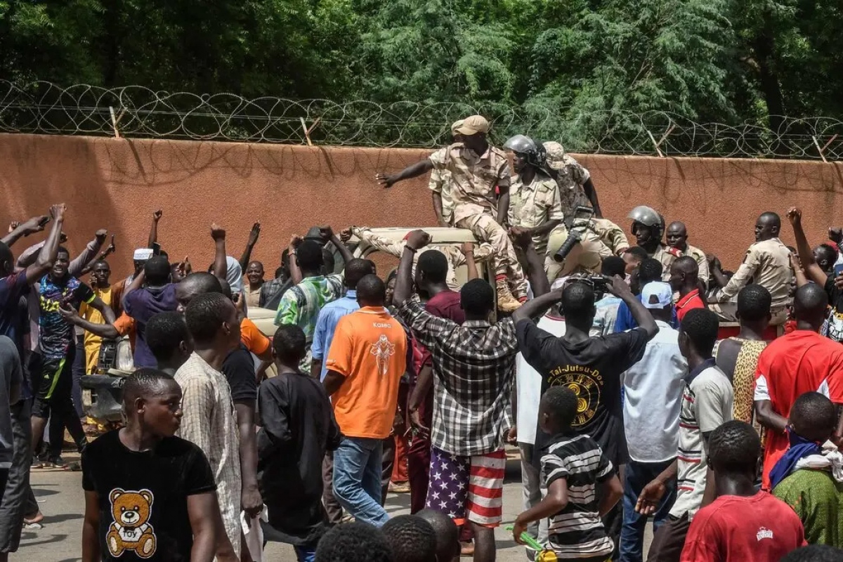 Bên ngoài Đại sứ quán Pháp ở thủ đô Niamey của Niger, ngày 6/8/2023. Ảnh" Getty