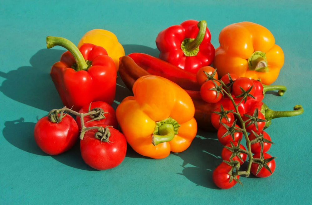 Ớt chuông: Các chất lutein và zeaxanthin trong ớt chuông thuộc sắc tố carotenoid, giúp bảo vệ điểm vàng của mắt, từ đó giảm đau và sưng mắt. Nếu bạn sợ cay nhưng đang cần một giải pháp để tăng cường thị lực, đừng bỏ qua thực phẩm này.
