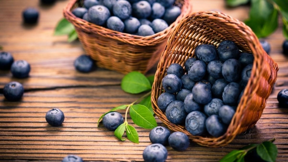 Việt quất: Chất anthocyanin từ quả việt quất có khả năng kháng viêm hiệu quả. Bạn có thể uống sinh tố việt quất, hoặc thêm vào đồ ngọt để dậy vị, đồng thời giúp giảm các triệu chứng đau mắt.