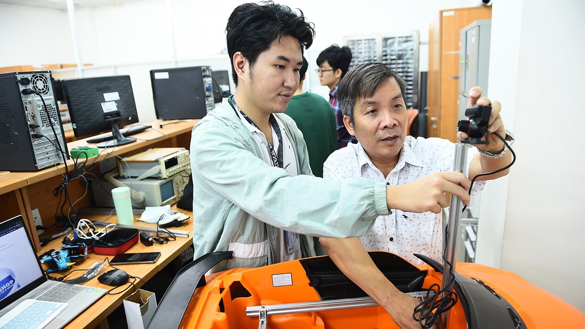 Giảng viên và sinh viên của trường Đại học Quốc tế- Đại học Quốc gia TP.HCM cùng nghiên cứu khoa học