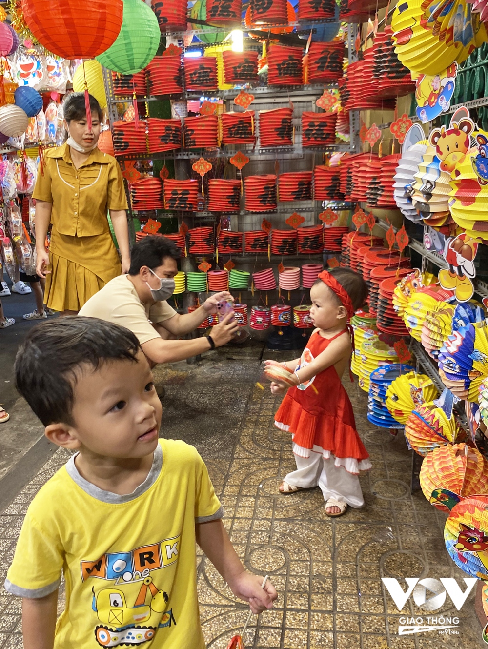 hố kinh doanh lồng đèn tồn tại nhiều thập kỷ đã trở thành kí ức của nhiều người dân. Vì vậy, mỗi dịp Trung thu nơi đây trở thành điểm đến hấp dẫn không chỉ của trẻ em, người dân mà cả du khách từ nơi khác đến.