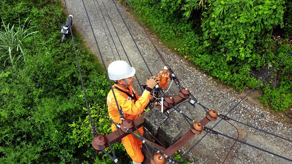 Kiểm tra tình trạng làm việc của máy cắt 0,4kV 