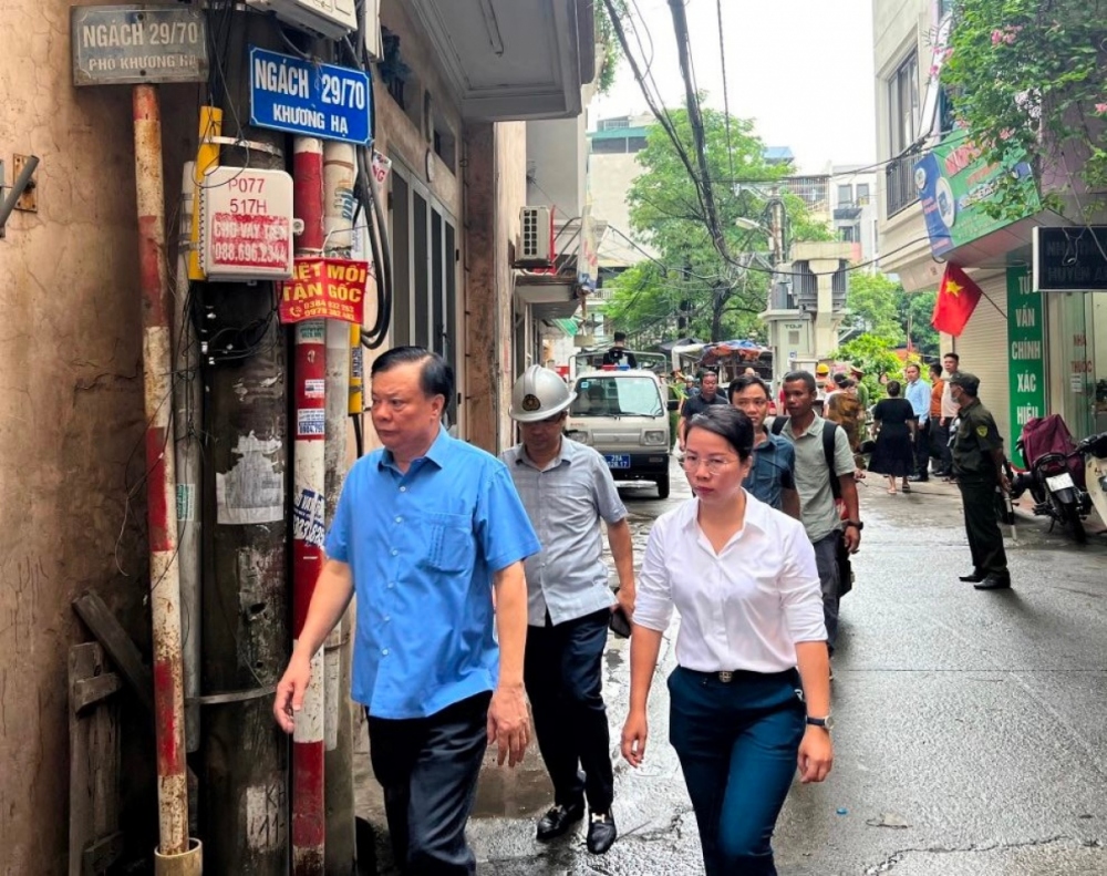 Bí thư Thành ủy Hà Nội Đinh Tiến Dũng có mặt tại hiện trường kiểm tra vụ cháy.