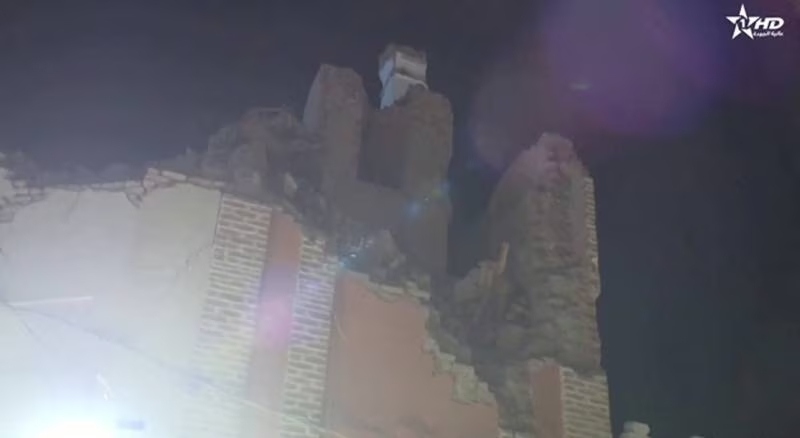 Tòa nhà tại Marrakesh bị sập một nửa. Ảnh: Reuters