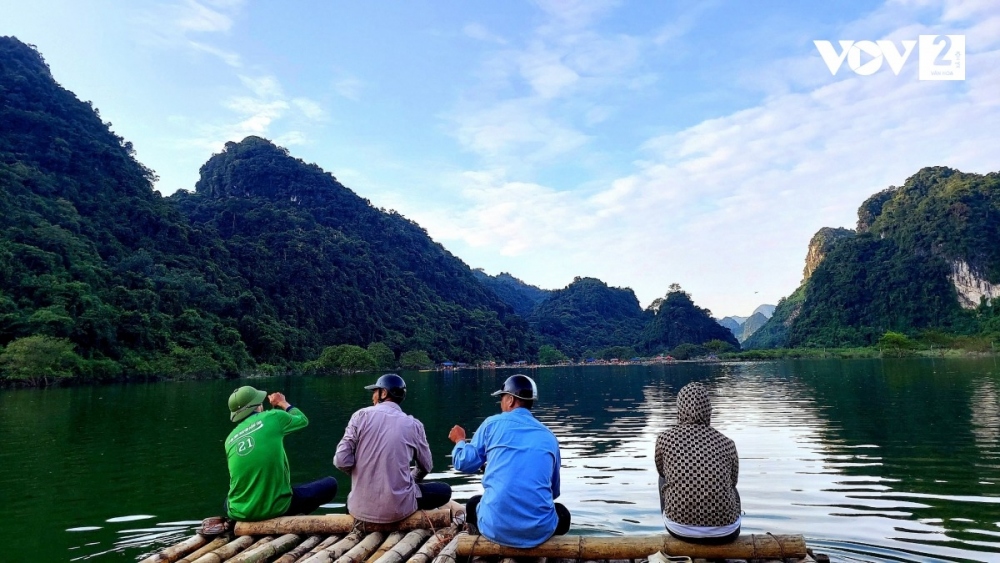 Đi bè mảng trên thảo nguyên Đồng Lâm mùa nước ngập là trải nghiệm thú vị với nhiều du khách.