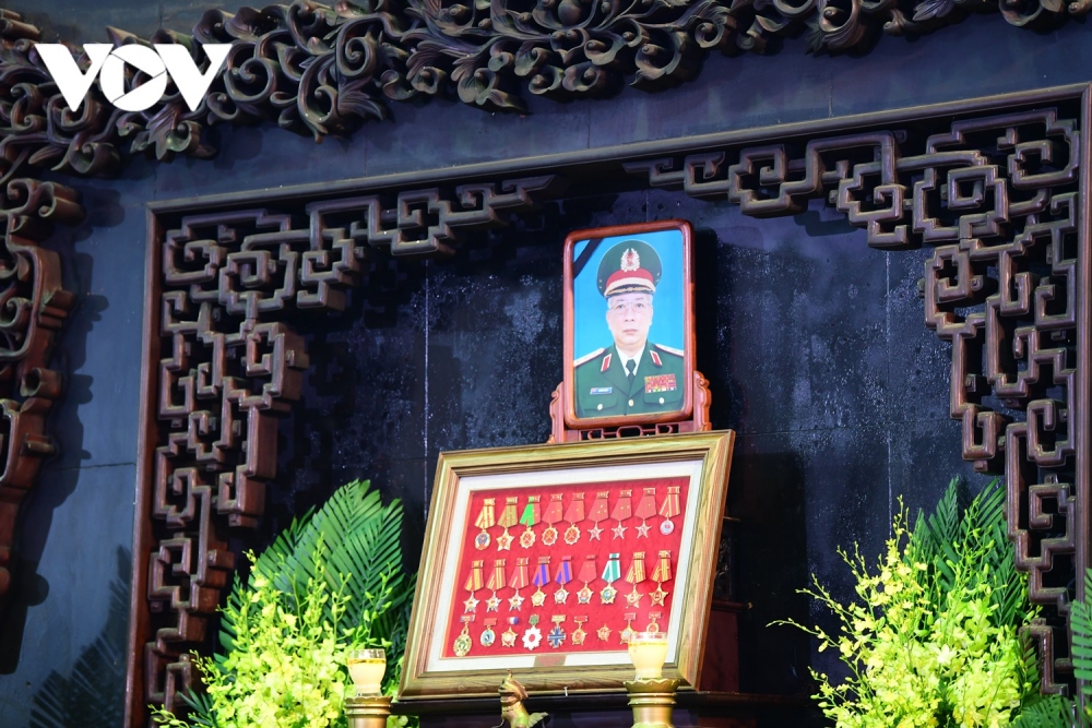Thượng tướng Nguyễn Chí Vịnh sinh ngày 15/5/1957. Quê quán tại huyện Quảng Điền, tỉnh Thừa Thiên Huế. Ông từng giữ chức vụ Ủy viên Trung ương Đảng Khóa XI, XII, Thứ trưởng Bộ Quốc phòng từ 2009 đến 2021.