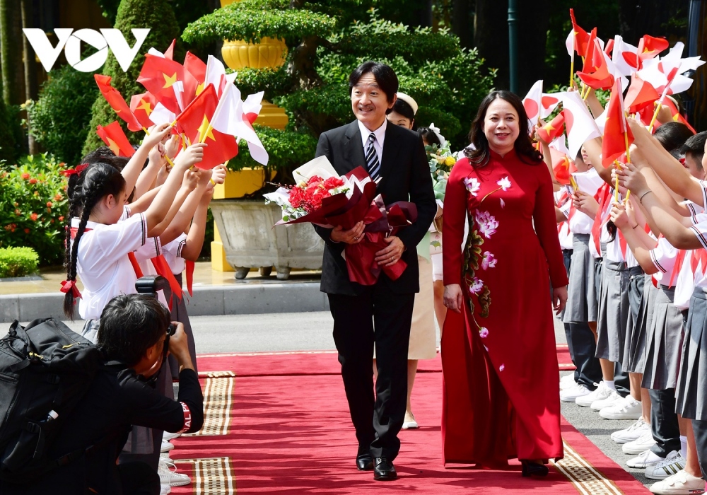 Hoàng thái tử Akishino (58 tuổi), là con trai thứ hai của Thượng hoàng Akihito với Thượng hoàng hậu Michiko. Ông là em trai của Nhật hoàng Naruhito.