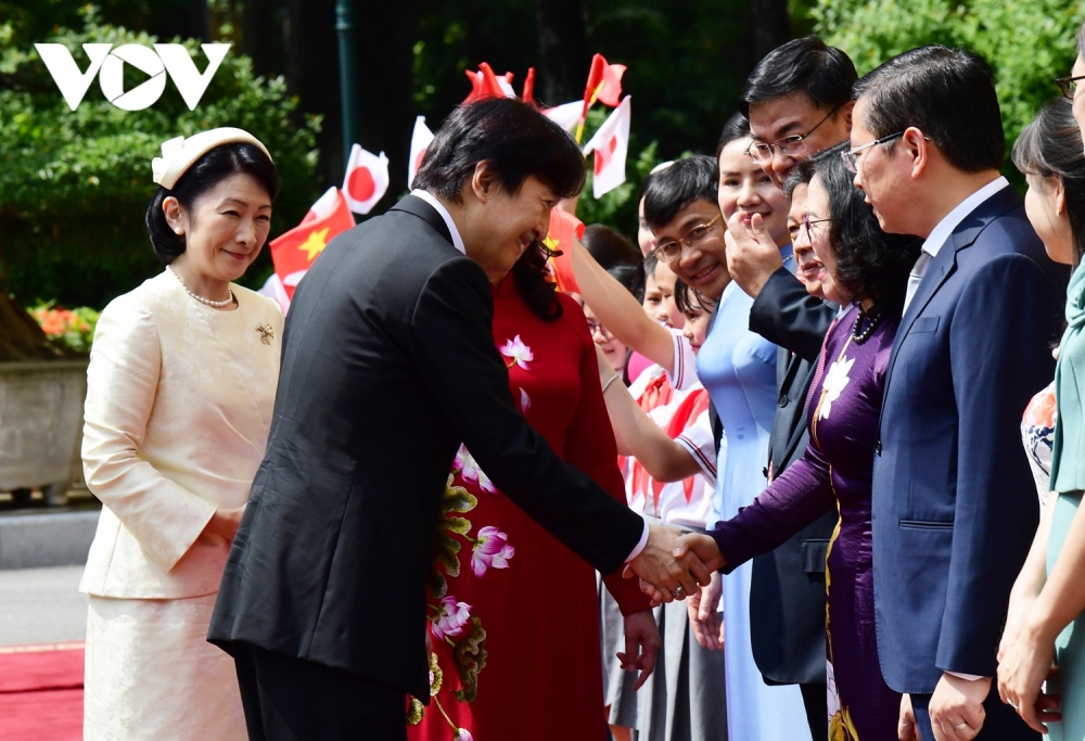 Hoàng thái tử Nhật Bản Akishino và Công nương Kiko chào các thành viên của đoàn Việt Nam. 