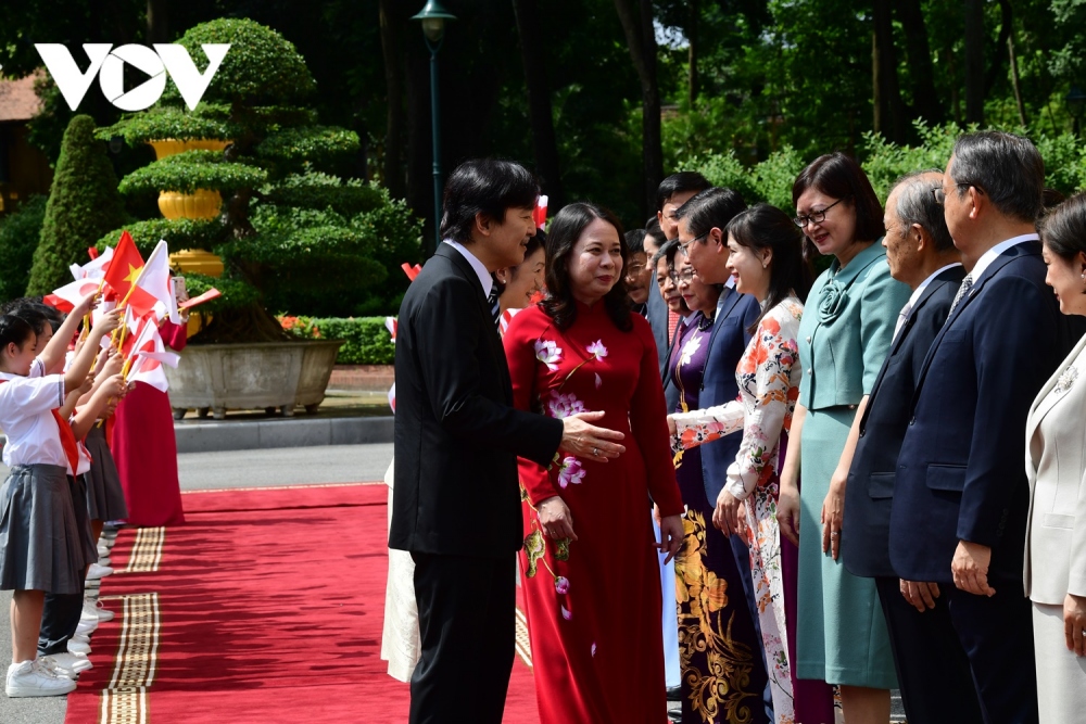 Đây là lần thứ ba Hoàng Thái tử Akishino đến thăm Việt Nam. Chuyến thăm đầu tiên của Hoàng thái tử Akishino và công nương diễn ra vào năm 1999. Lần thứ hai ông Akishino đến Việt Nam là năm 2012.