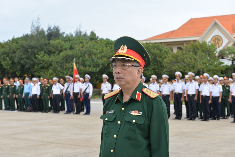 Thượng tướng trong một lần ra thăm quần đảo Trường Sa