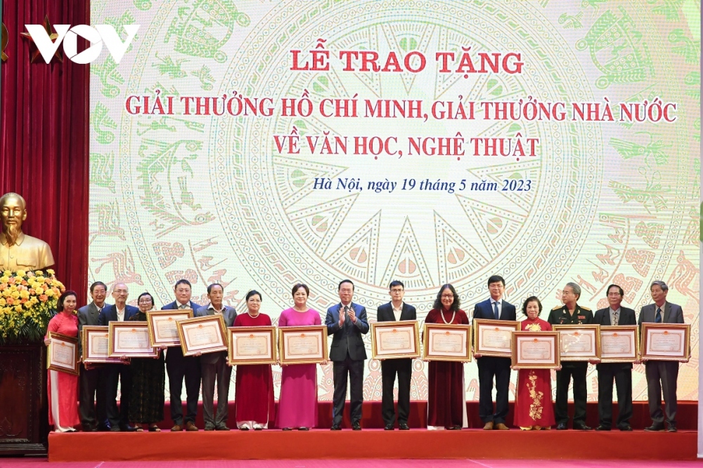 Chủ tịch nước Võ Văn Thưởng trao giải thưởng Hồ Chí Minh về VHNT cho các tác giả ngày 19/5. (Ảnh: Hà Phương)