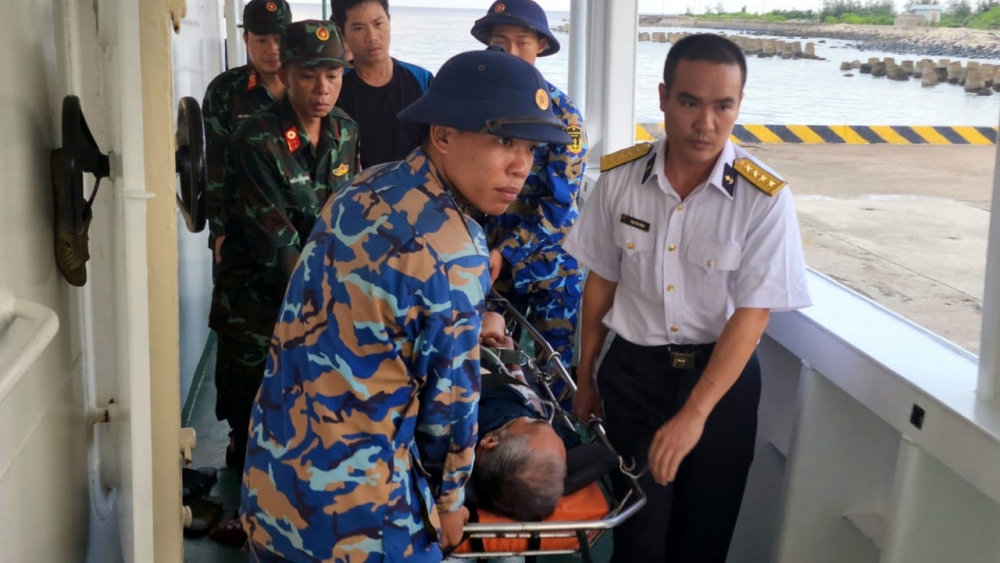 Đưa ngư dân lên Trường Sa điều trị