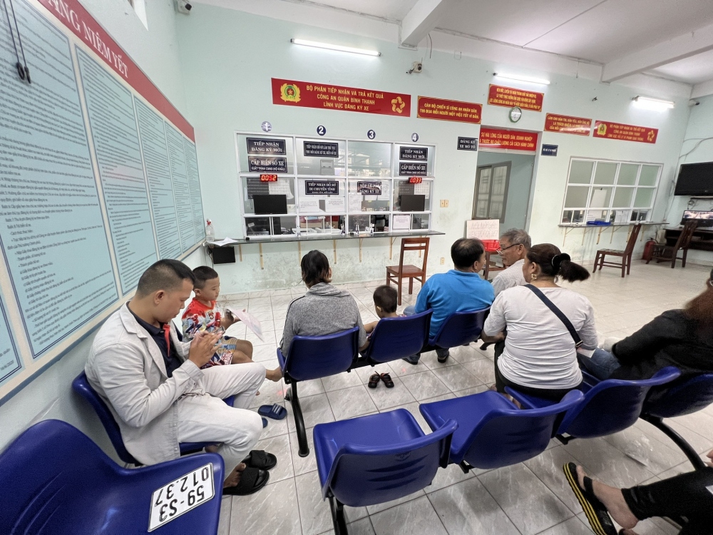 Người dân tới từ sáng sớm để lấy số thứ tự. Ảnh: Thanh niên