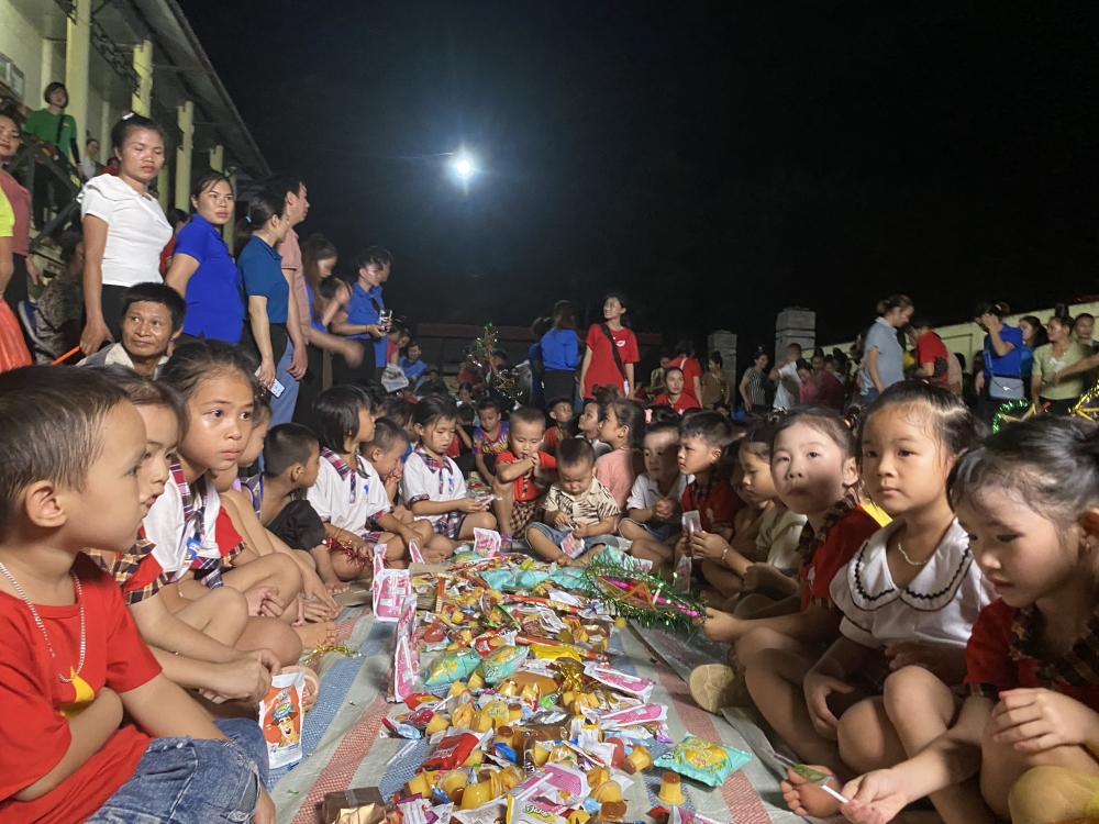 Được quây quần phá cỗ, xem múa lân, rước đèn... là ước mơ giản dị của nhiều thiếu nhi vùng khó khăn