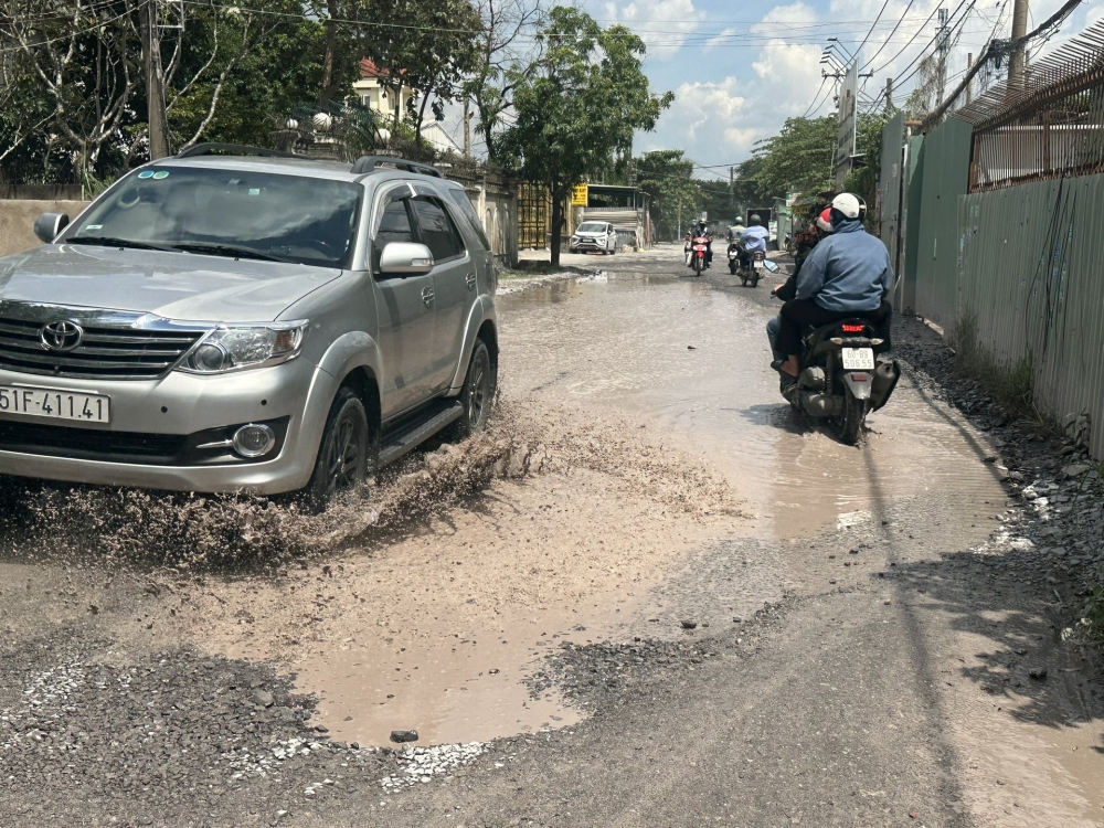 Đường Bưng Ông Thoàn, phường Tăng Nhơn Phú B, TP.Thủ Đức "chi chít" ổ gà, ổ voi