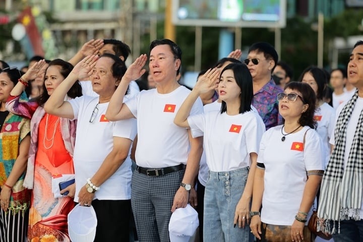 Hàng trăm người gồm các nghệ sĩ, tình nguyện viên và người dân vừa tham gia sự kiện "Hừng đông rực rỡ" thuộc khuôn khổ hoạt động của Lễ trao giải Cánh Diều Vàng 2023 diễn ra tại Nha Trang.