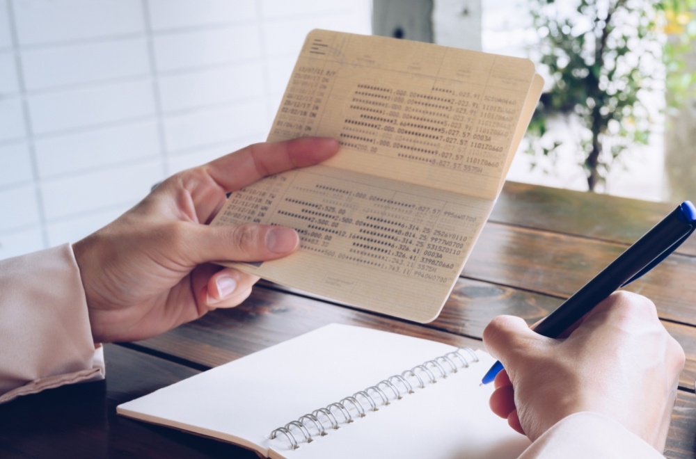 Em trai đòi giữ sổ tiết kiệm của bố mẹ, nếu không sẽ bỏ rơi ông bà (Ảnh minh họa)