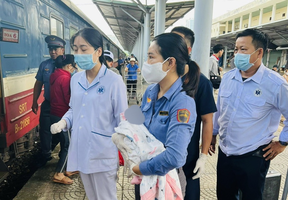 Nhân viên y tế thành phố Đà Nẵng ra tận nhà ga hỗ trợ đưa sản phụ vào bệnh viện ở Đà Nẵng tiếp tục chăm sóc