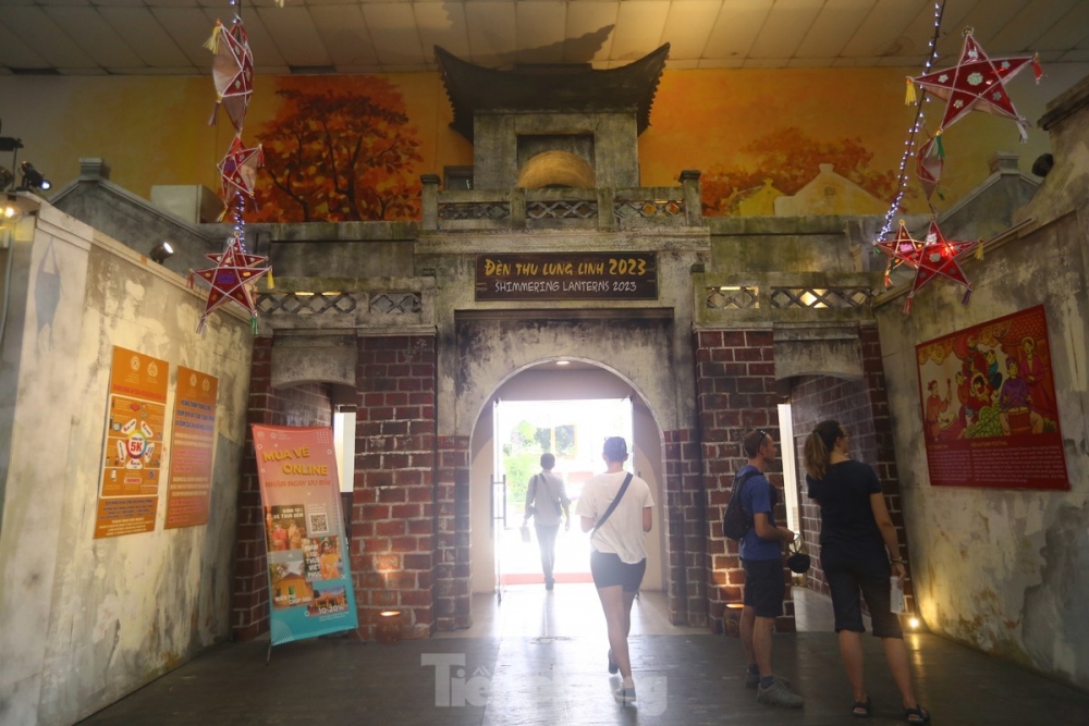 The event organised by the Thang Long-Hanoi Heritage Conservation Centre opens with the theme of “Đèn thu lung linh” (Shimmering lanterns) 2023.