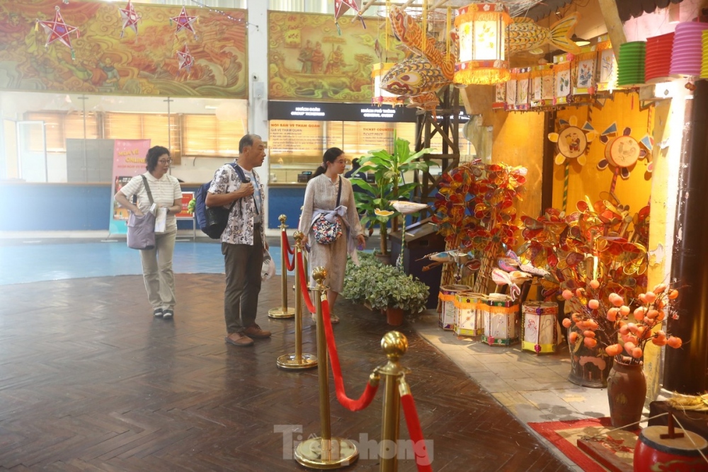 Both local and foreign visitors have the chance to learn about the Mid-Autumn Festival celebrations from the old times.