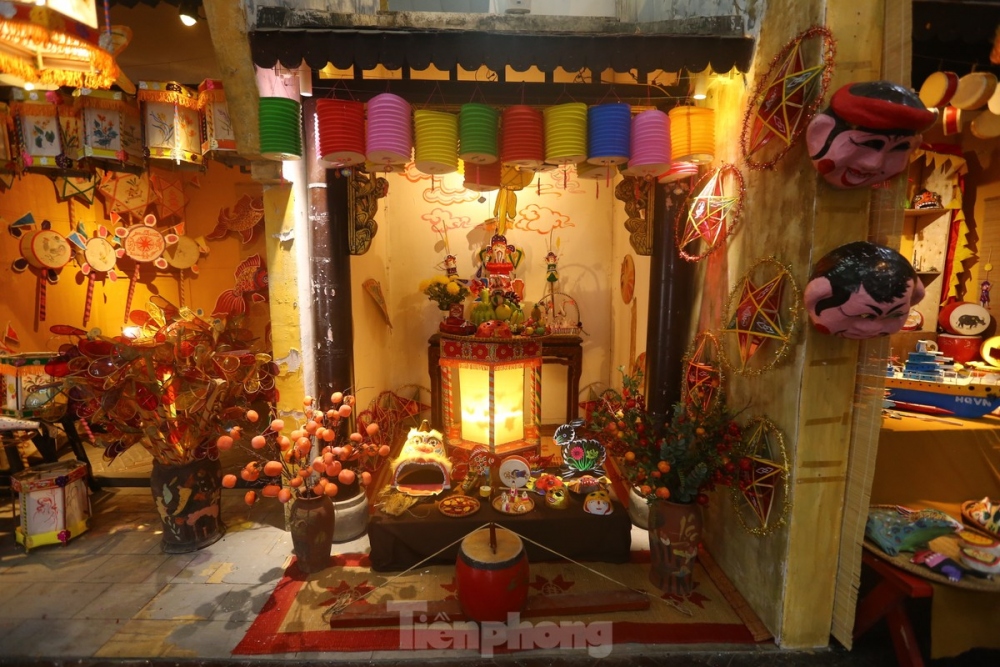 A traditional event for children, the Mid-Autumn Festival is celebrated on the 15th day of the eighth lunar month and often sees people preparing trays with mooncakes, candies, and fruits.