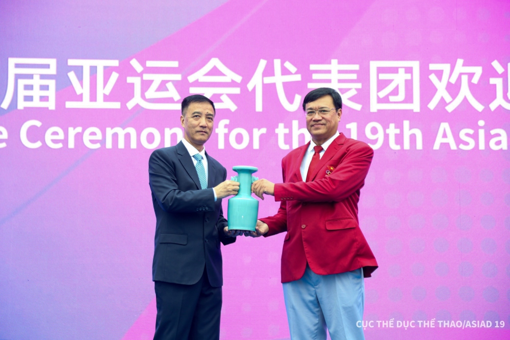At the ceremony, the Organising Committee presents souvenirs to the sporting delegations of participating countries.