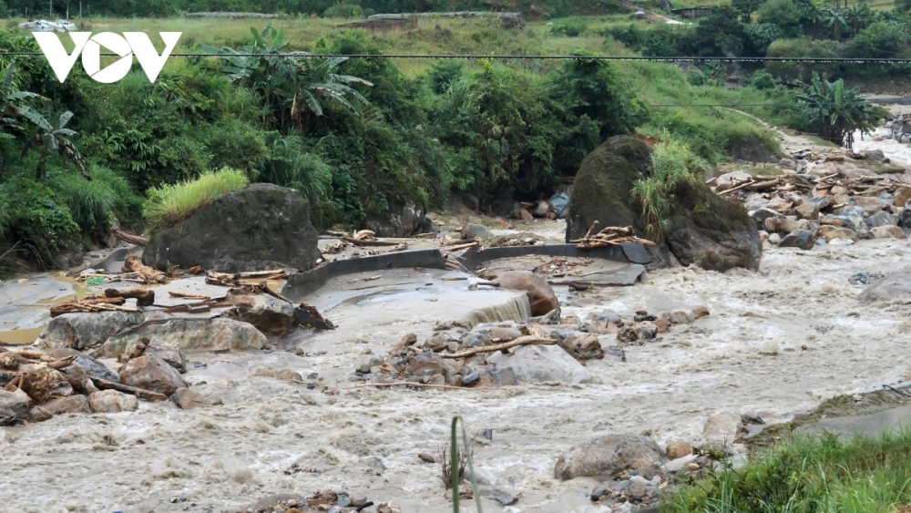 Torrential rain lasting approximately 30 minutes causes the water levels of three main streams in the Nam Pha, Nam Cang, and Nam Than communes to suddenly rise, preventing local residents from moving to a safe place.