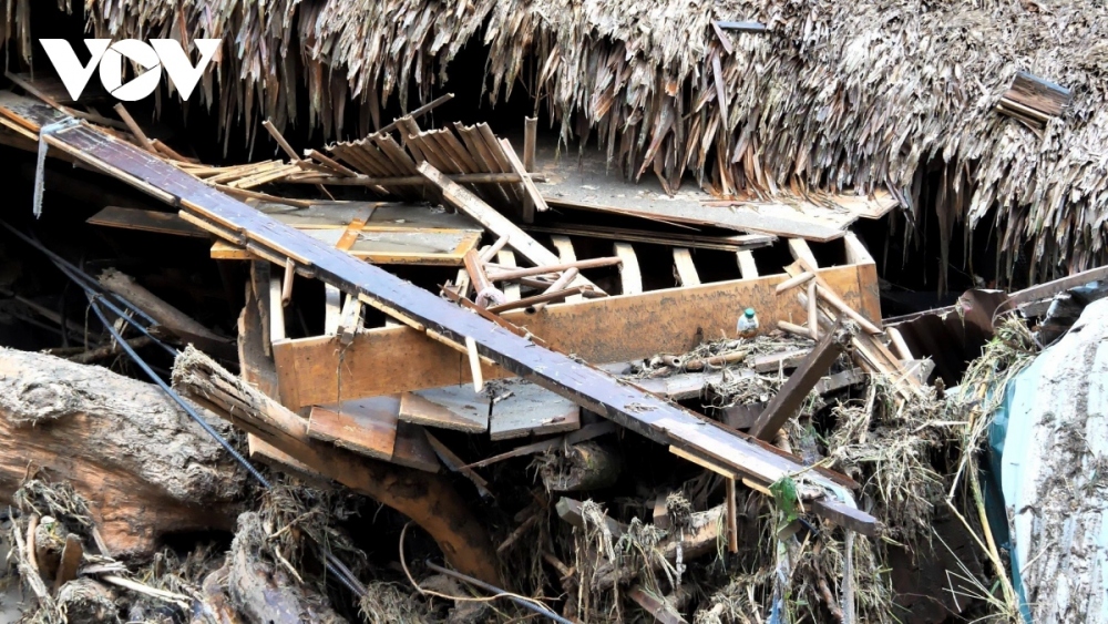 Warning signs are deployed in areas at risk of inundation, flash floods, landslides, and erosion in an effort to guide residents and vehicles, as well as to ensure their safety.