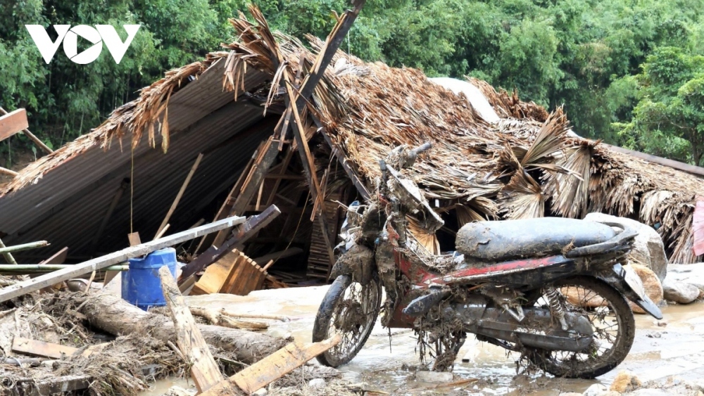 Roads leading towards Lien Minh commune have been cut off due to high floodwaters and extensive inundated areas, thereby making many places inaccessible to rescue forces.