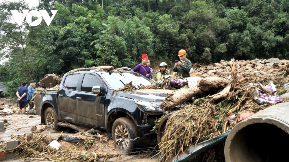 Heavy rain also floods many roads, causing local transportation to come to a standstill.