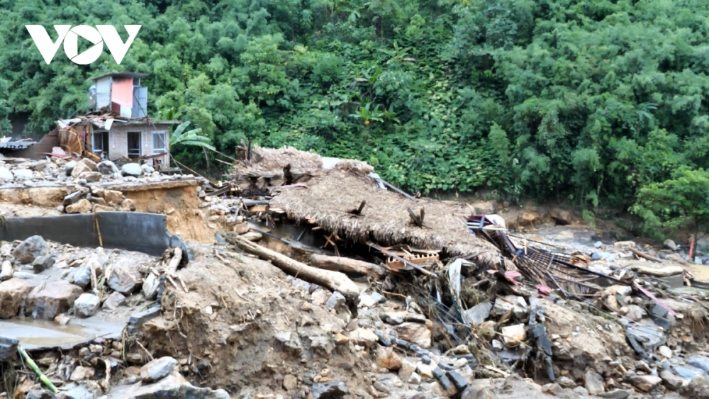 Sudden flash floods wash away the properties of many local residents based in Lien Minh commune.