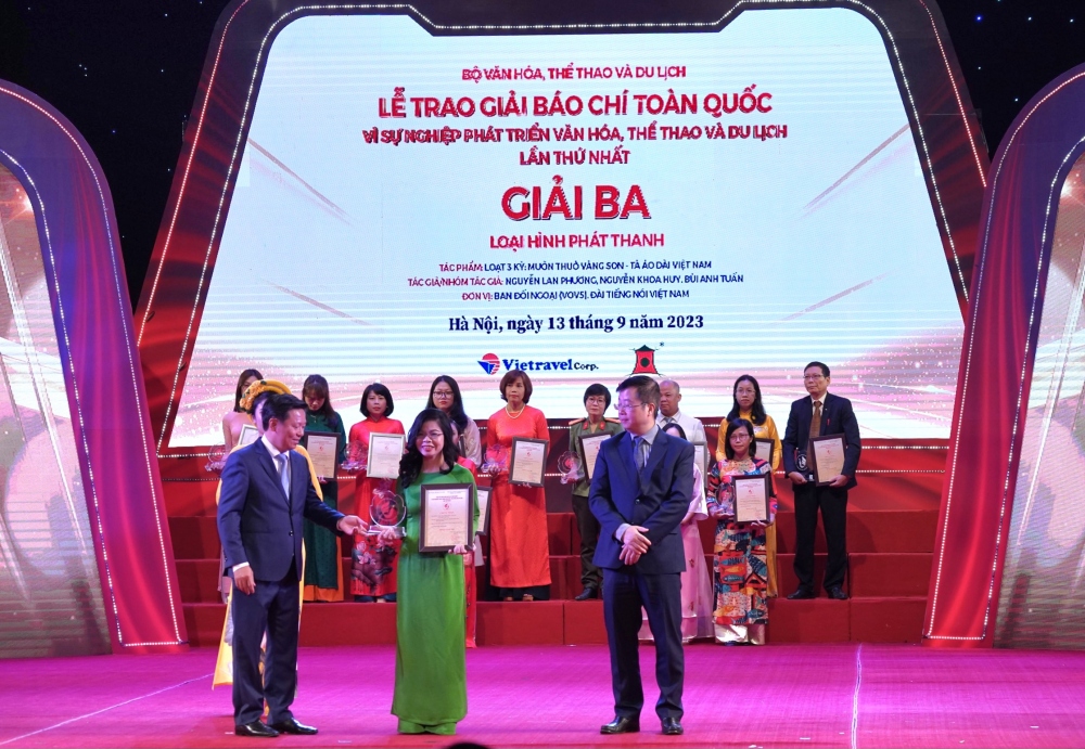 Ở loại hình phát thanh, Loạt 3 kỳ: Muôn thuở vàng son - Tà áo dài Việt Nam của nhóm tác giả Nguyễn Lan Phương, Nguyễn Khoa Huy, Bùi Anh Tuấn, Ban Đối ngoại (VOV5) nhận Giải Ba.