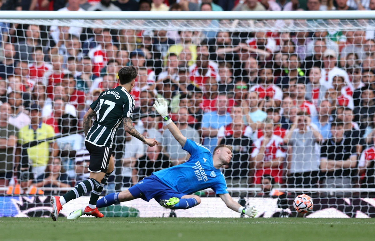 Garnacho dứt điểm tung lưới Arsenal nhưng không có bàn thắng cho MU. (Ảnh: Reuters). 