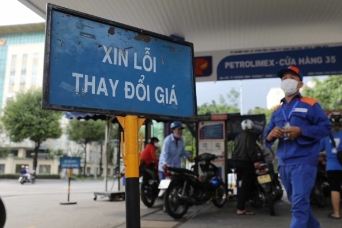 Ngày mai, giá xăng dầu có thể tăng lần thứ 6 liên tiếp (Ảnh minh họa: KT)