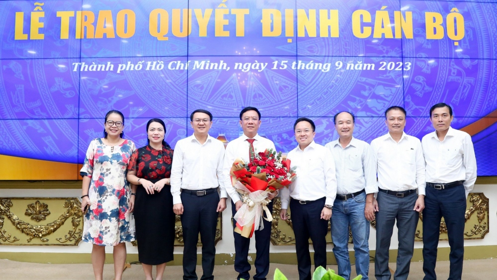 Giám đốc Sở Thông tin - Truyền thông Lâm Đình Thắng (thứ 3 từ trái sang) chúc mừng ông Nguyễn Ngọc Hồi. (Ảnh: T.L)