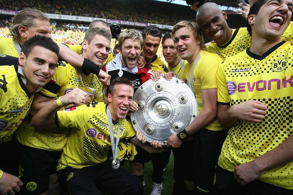 Damien Le Tallec (ngoài cùng bên trái) cùng Dortmund giành chức vô địch Bundesliga 2010/2011 (Ảnh: Getty)