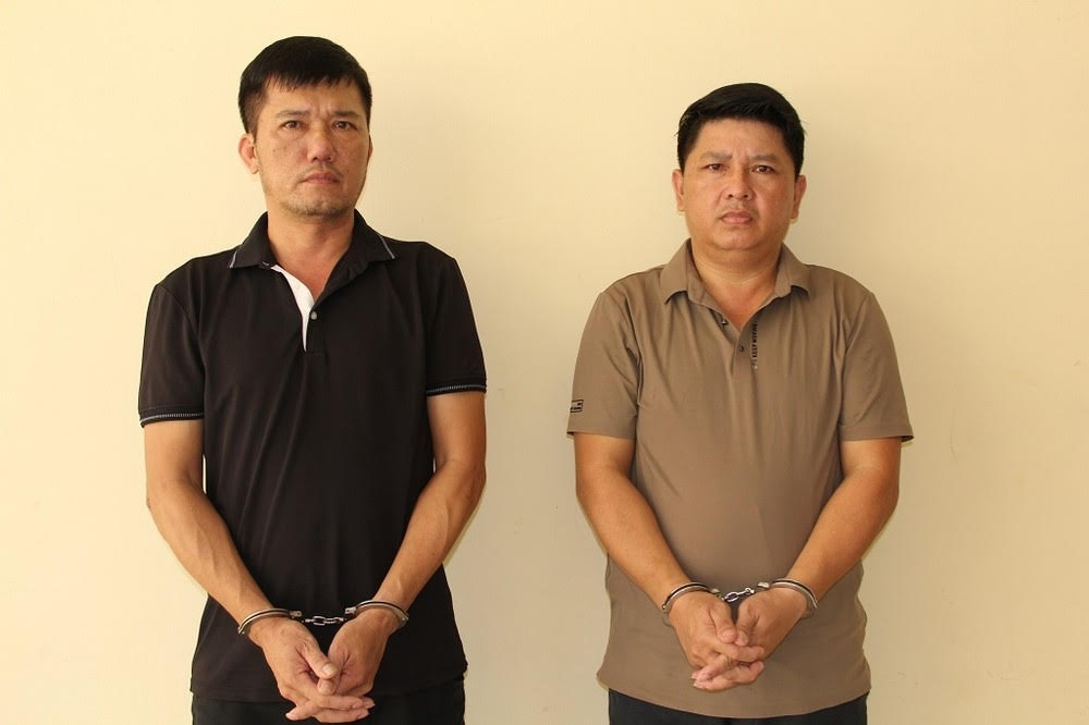 Hai đối tượng Ngọc và Thành tại cơ quan công an. (Ảnh: CACC)