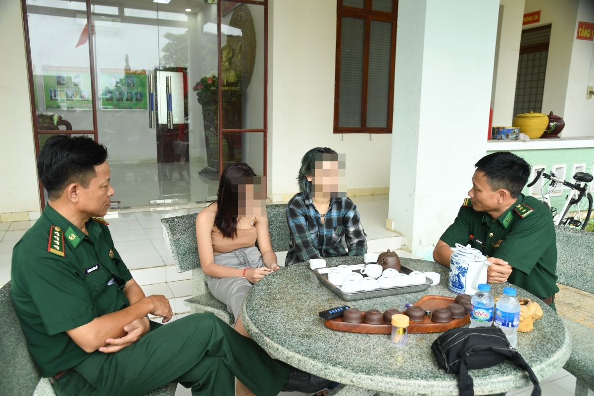 Hai nạn nhân làm việc với cơ quan chức năng (ảnh L. Quân)