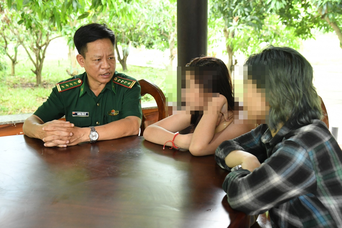 Hai nữ nạn nhân đang kể lại hành trình bị bán qua tay nhiều người trước khi bị lực lượng chức năng giải cứu (ảnh L.Quân)