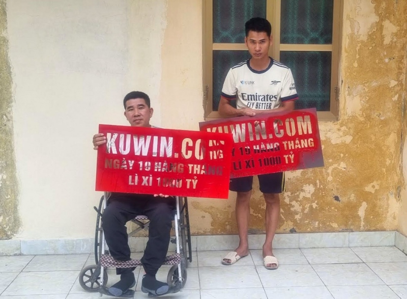 Vũ Văn Hái (ngồi xe lăn) và Nguyễn Văn Đào tại cơ quan Công an.