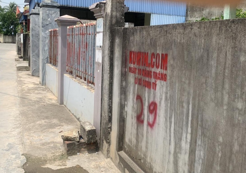 Tường nhà dân tại huyện Kim Thành bị phun quảng cáo bẩn.