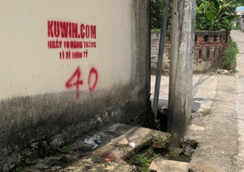 Tường nhà dân tại huyện Kim Thành bị phun quảng cáo bẩn.